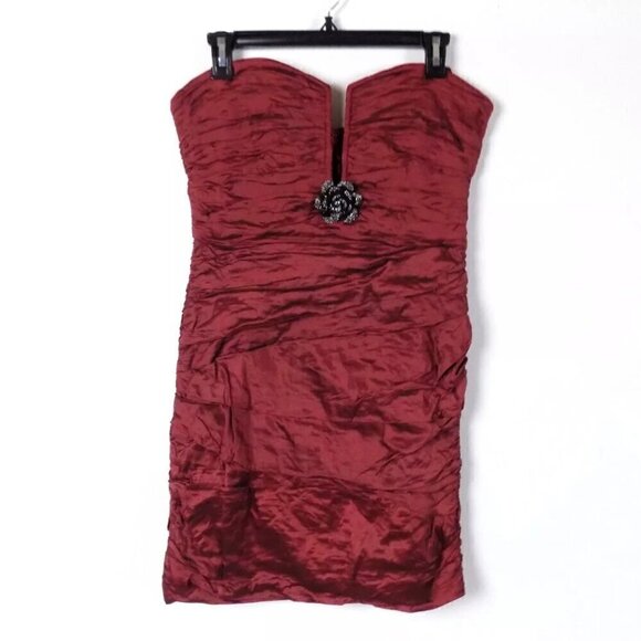BCBGMaxazria Red Bodycon Mini Dress Strapless Sheath Size 12 Crinkled Brooch - Picture 1 of 6